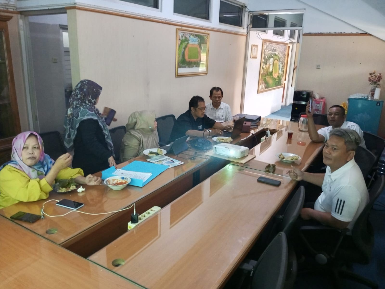 Karyawan UPT Pusat Olahraga Universitas Pendidikan Indonesia Menyimak  dan Mengikuti Webminar Perencanaan Kompetensi ASN di Perguruan Tinggi